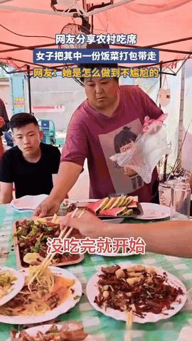 酒席菜还没动完，大姐当场抢先打包整盘菜

一场农村露天酒席上，一桌宾客正围坐用餐