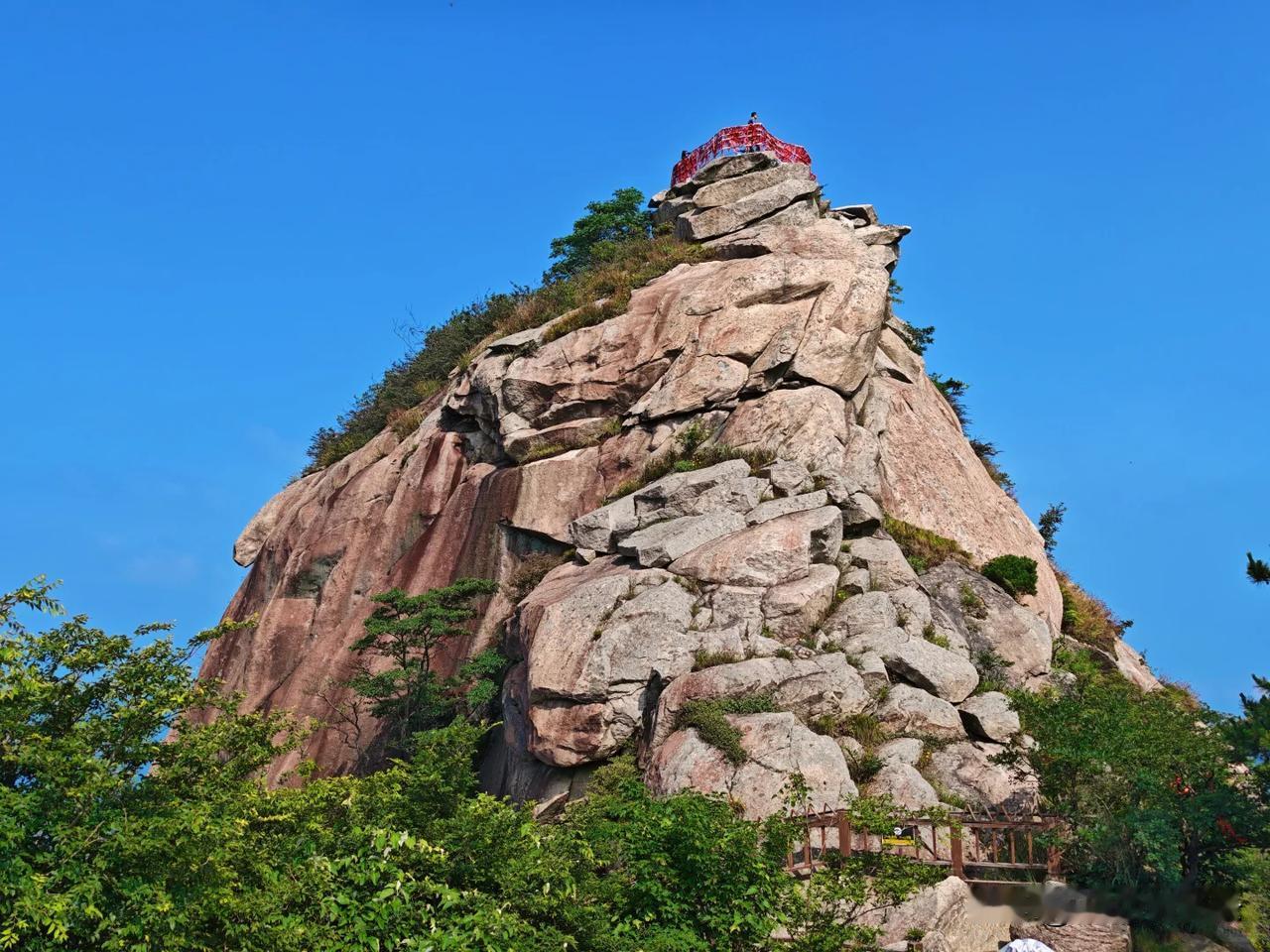 漫步山间，满目浓荫蔽日，古木参天，飞瀑流泉隐于幽谷，清风穿林而过，带走盛夏燥热。