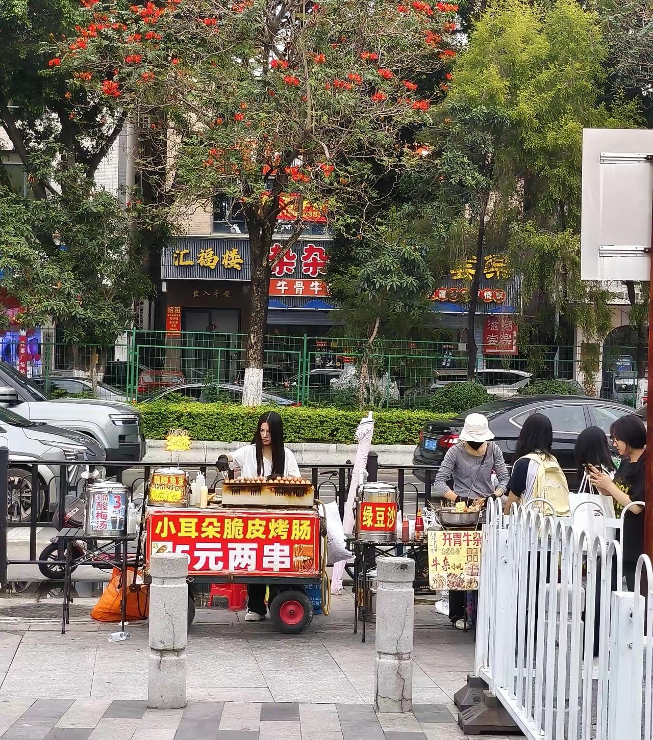 地铁口摆地摊:今天在广州花都地铁口观察了一个小时，卖烤肠的小妹妹，一个小时卖了2