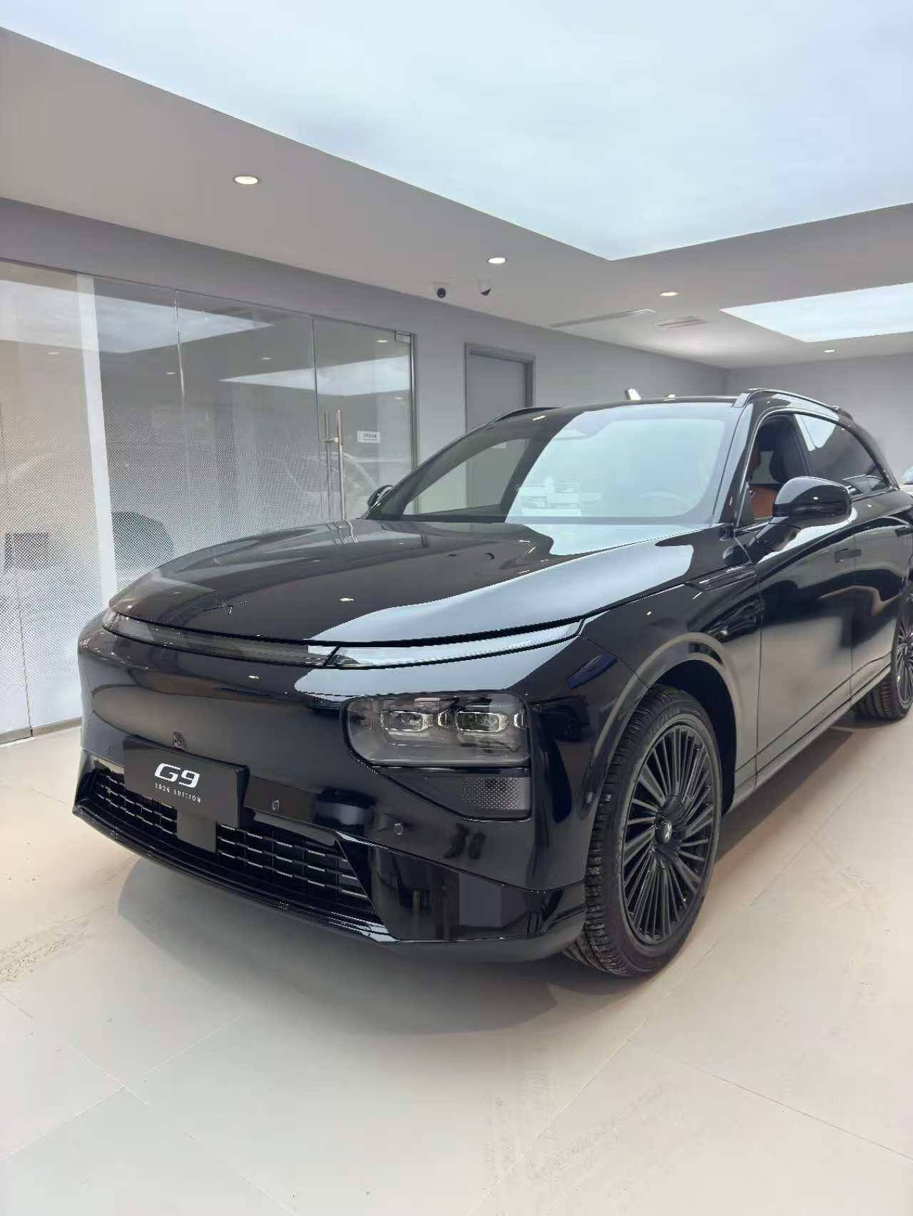 标配双腔空气悬架，底盘能自动调节软硬，过减速带像坐魔毯一样舒服。 