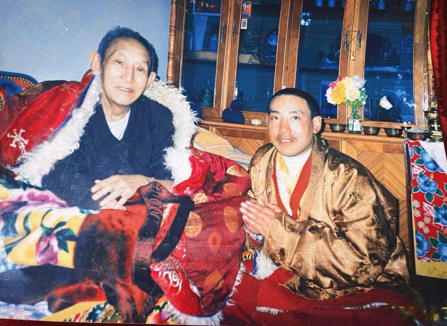 斯郎曲批的经师简介至尊上师，大堪布土登•曲吉扎巴仁波切是,尊者于藏历第十五绕廻火