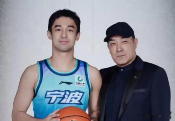 阿尔斯兰吊打胡明轩徐杰，胡明轩能进国家队，阿尔斯兰也可以进。
面对11冠王，上赛