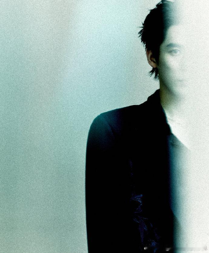 #王安宇新中式水墨风写真# 王安宇新中式水墨风写真，深V黑西装真让让人挪不开眼，