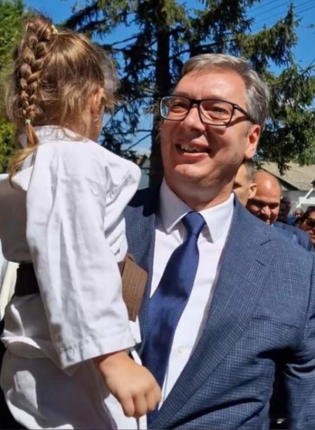 武契奇和儿童在一起，亲和力他是有的，他竞选总理应该可以胜出。