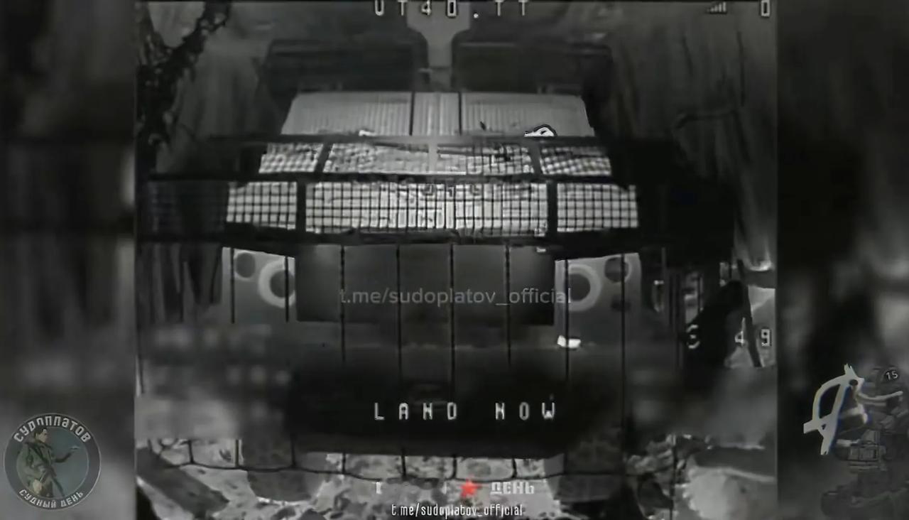 俄军FPV摧毁乌军两辆2S22博达纳155毫米车载炮。虽然用了多架FPV才达到摧