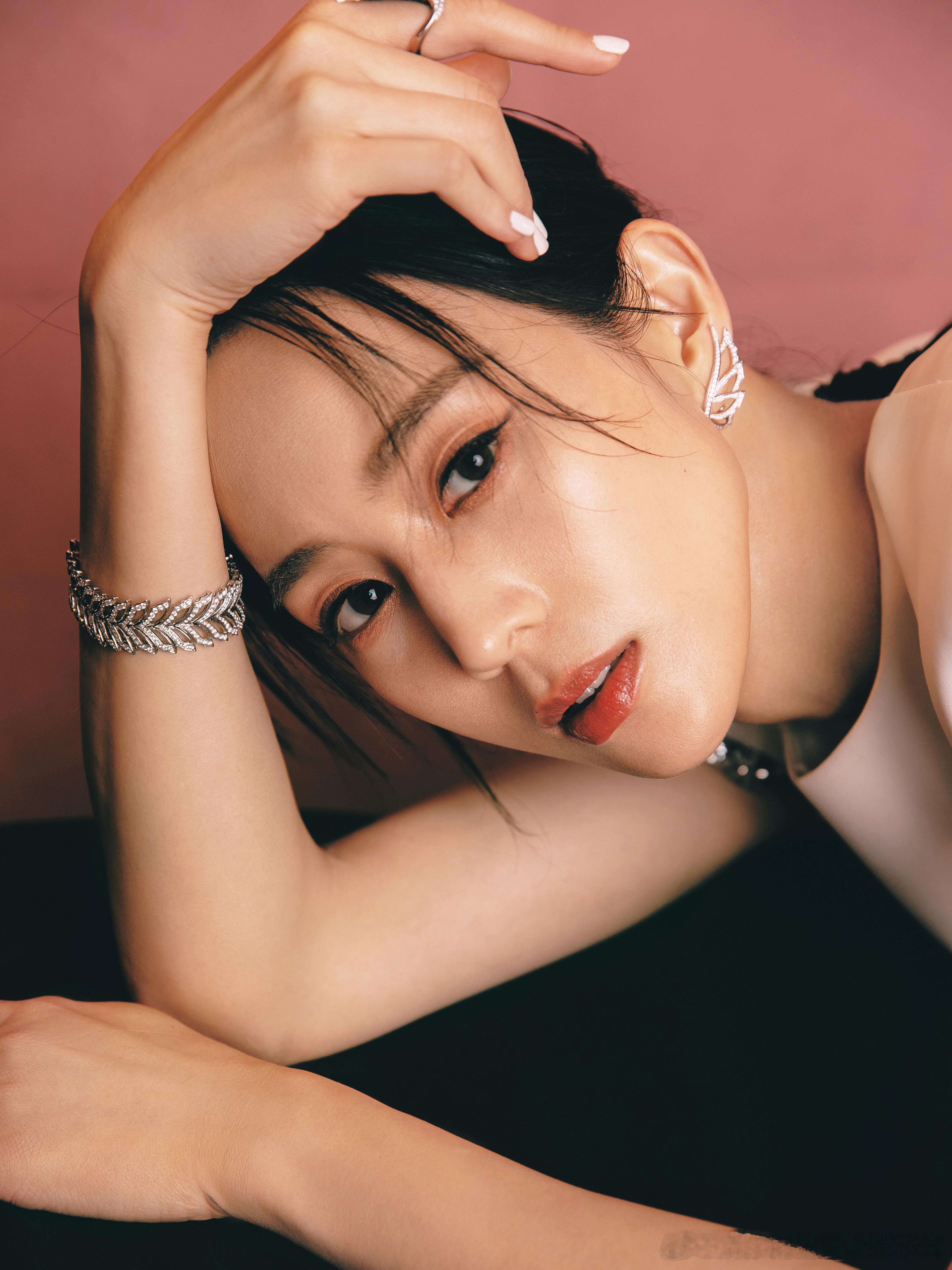 #张钧甯红毯纯白look# 不得不赞叹张钧甯的露背长裙太惊艳啦！那背部线条的完美