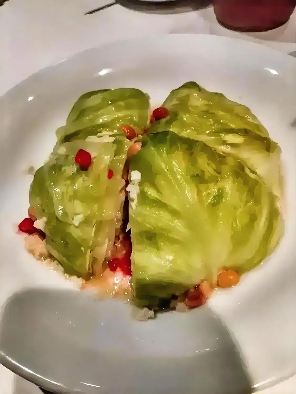 老伴不吃大头菜，
心里不爽很无奈。
换个花样试一试，
老伴说啥你来猜。