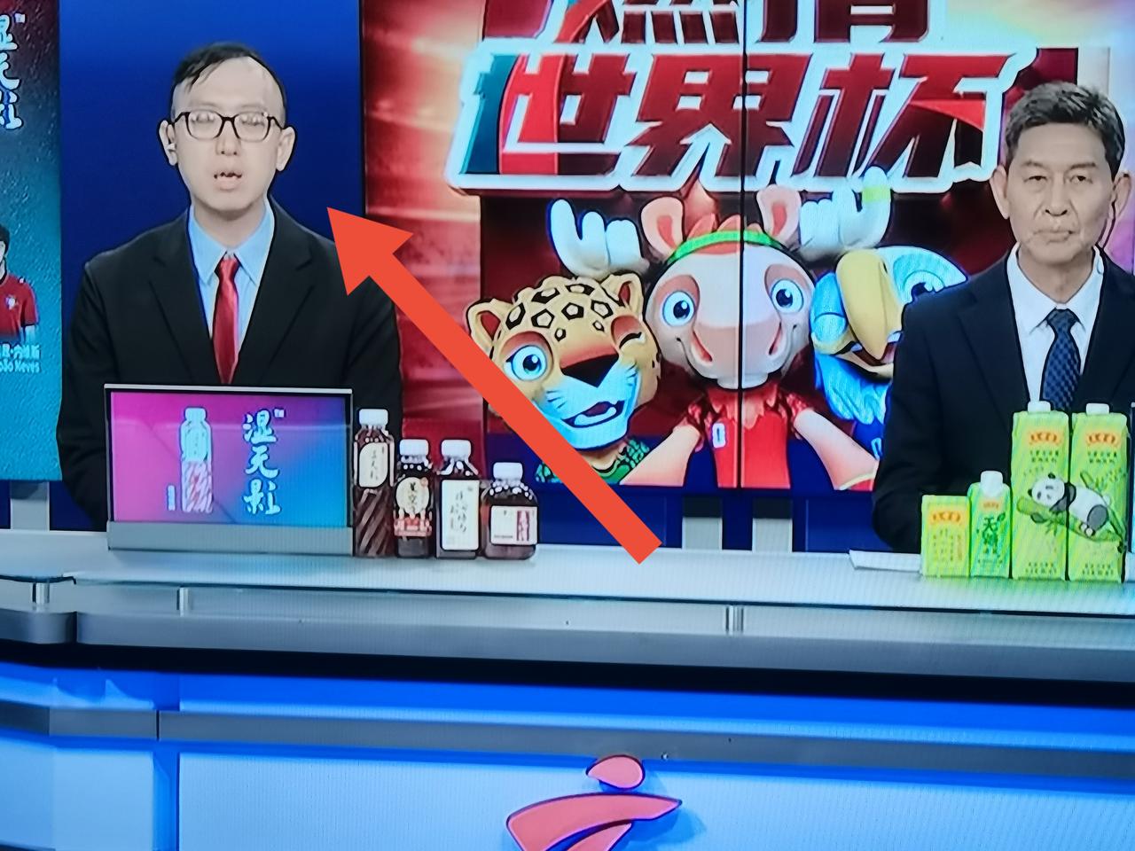 世界杯广东广体频道的评述团队当中各有各的特色，下图当中有一个特别像丁伟杰。
何辉