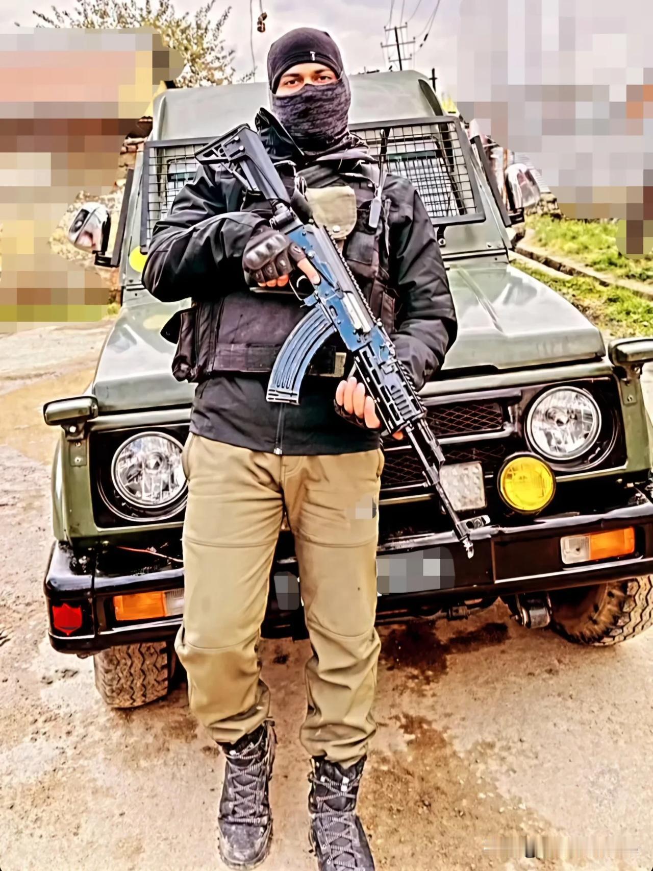 印度士兵与印度SSS防御公司改造的罗马尼亚PM MD 90 7.62毫米突击步枪