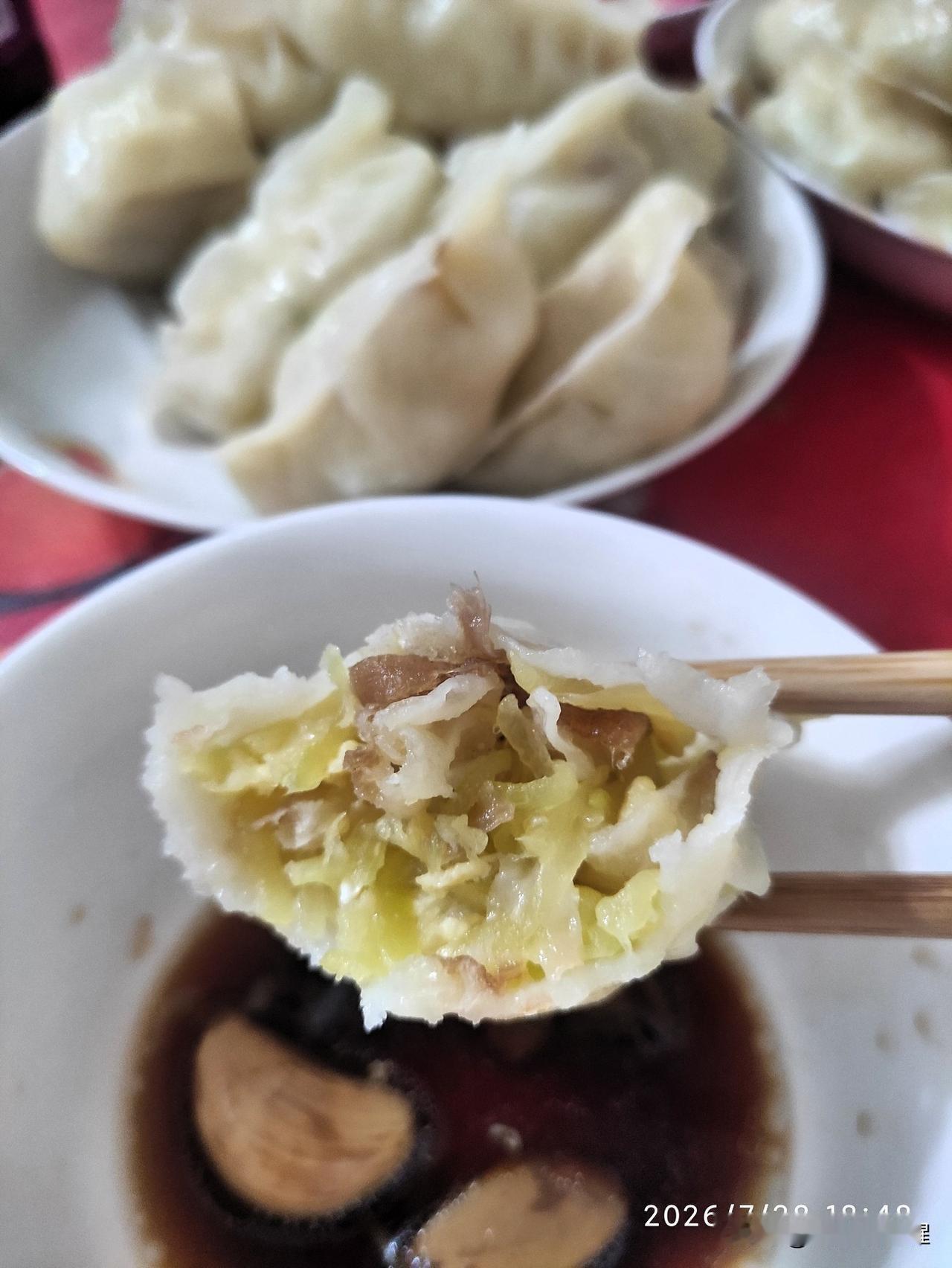 早晨起来就感觉热，今天35度，气温太高了！
昨天从集上买的有菜有水果，嫌热就没下