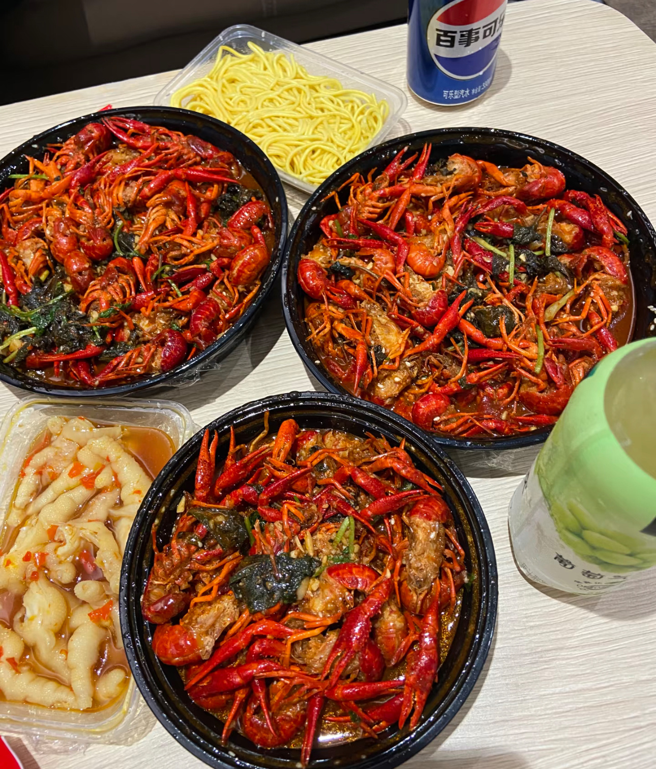 平时吃饭都偏爱蒜香小龙虾，辣味太重很容易掩盖虾肉本身的口感，蒜香就骗不了嘴巴。吃