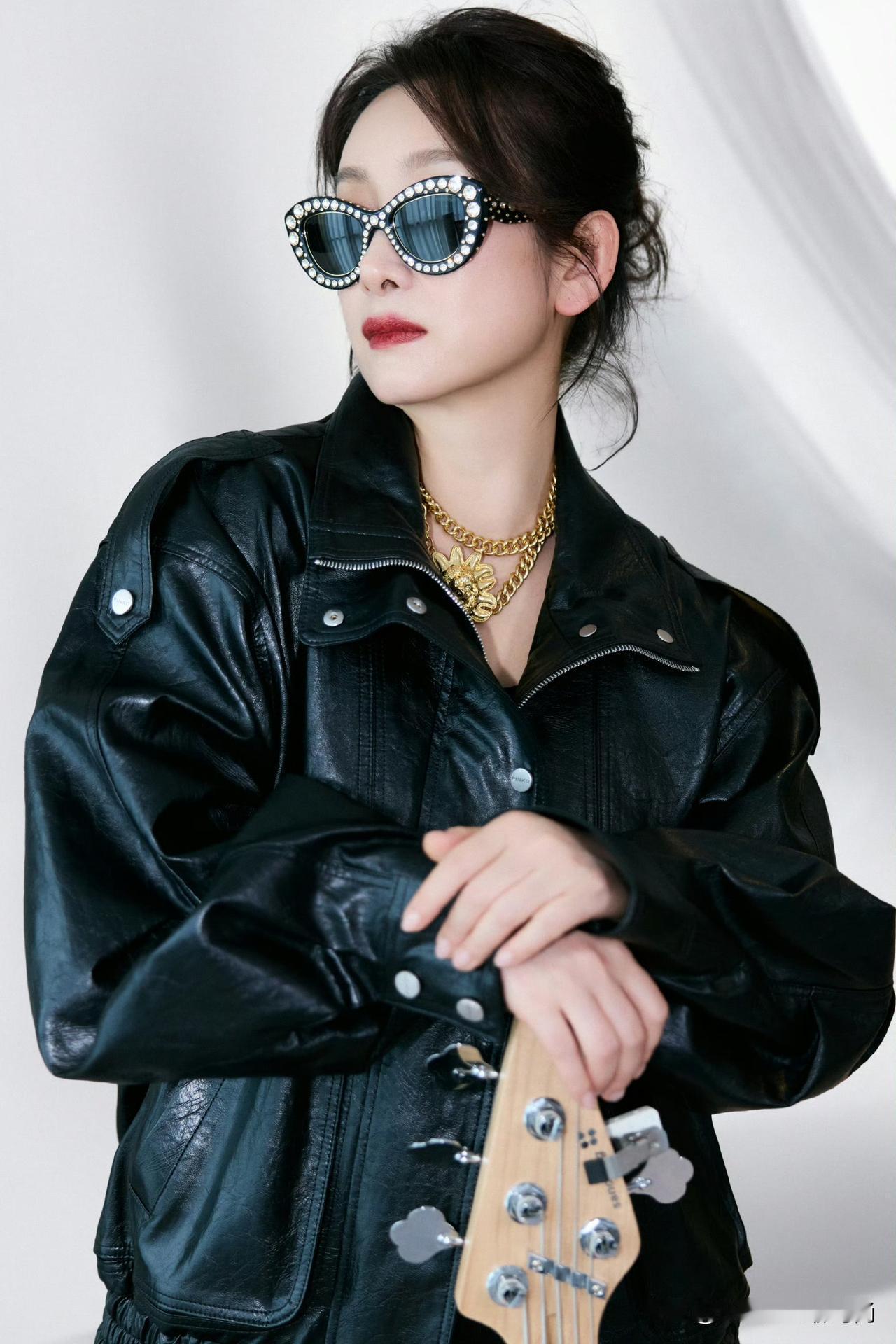 秦海璐摇滚风造型太炸场
 
秦海璐这套穿搭直接解锁全新酷飒气场！oversize