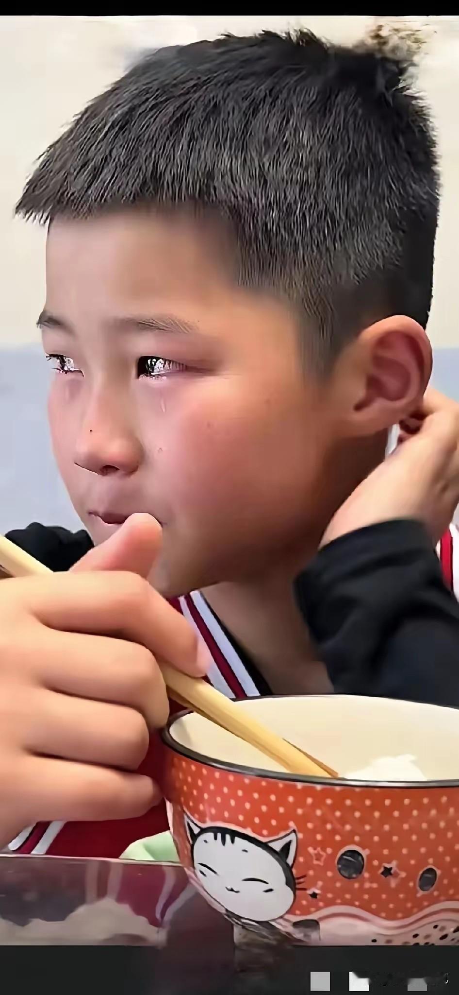 谁能想到呀，就因为区区10块钱的车费，竟然扯出一个单亲家庭最让人担心的隐蔽角落。