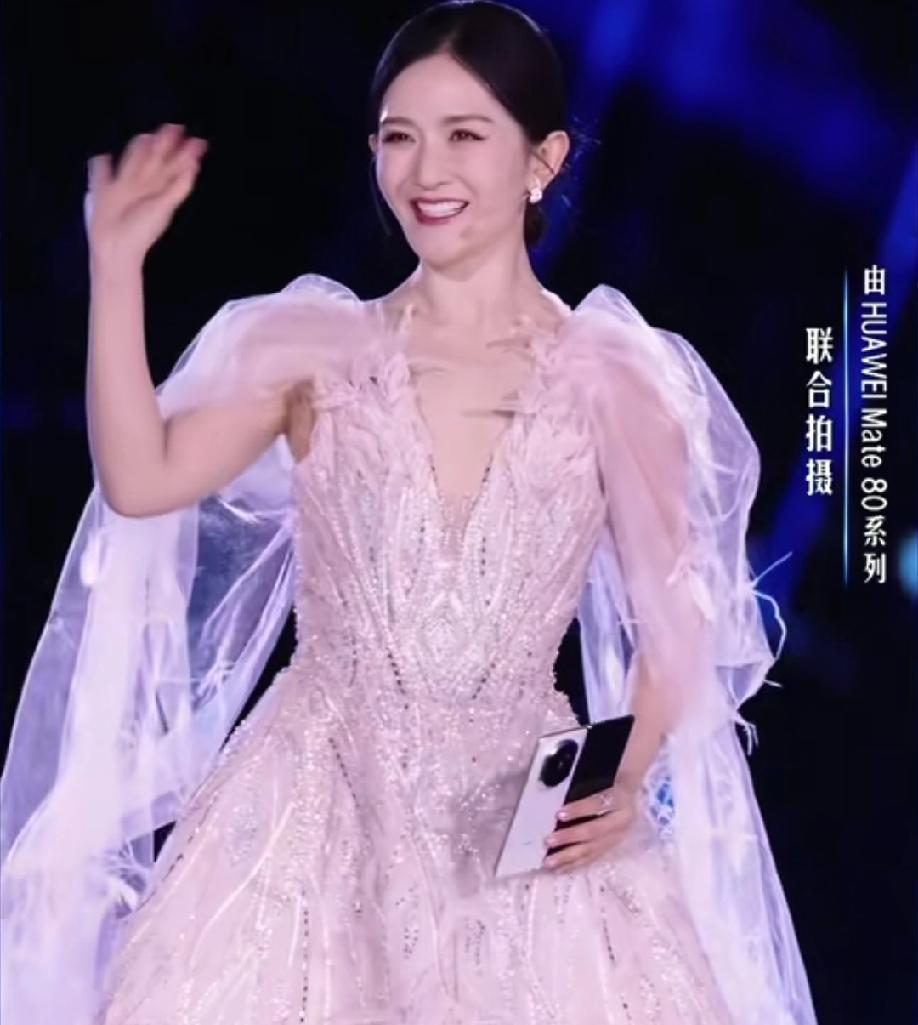 离开湖南台的谢娜是越来越好了，今年已经连续主持了好几场大型晚会盛典，从中秋晚会到