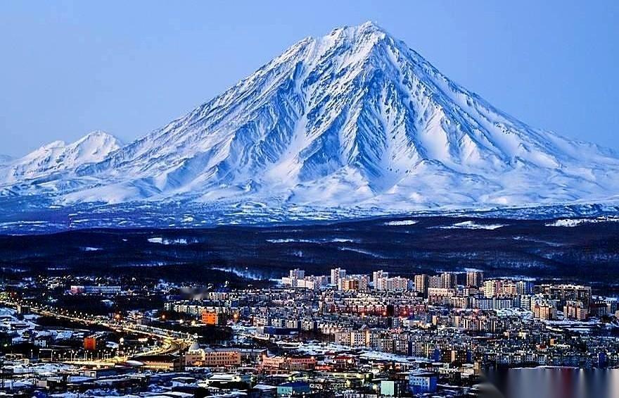 我跟你说，俄罗斯现在手里攥着个宝贝，就是那块叫“远东”的地儿。
全世界都眼红。但