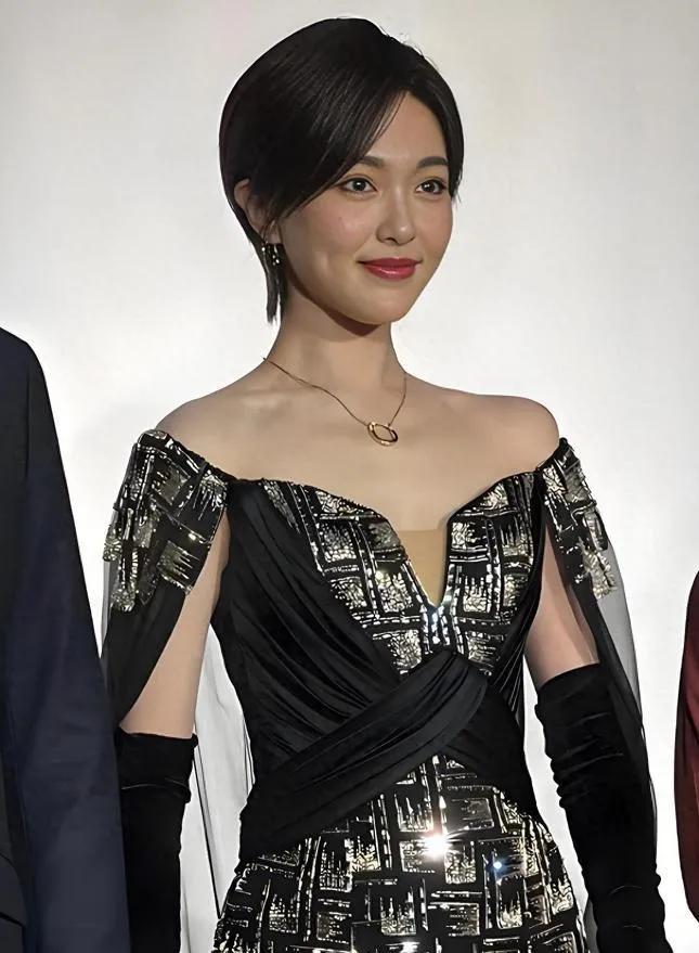救命！唐嫣剪了短发之后，我差点认不出来！
这一身黑银亮片长裙，又酷又美，贵气感直