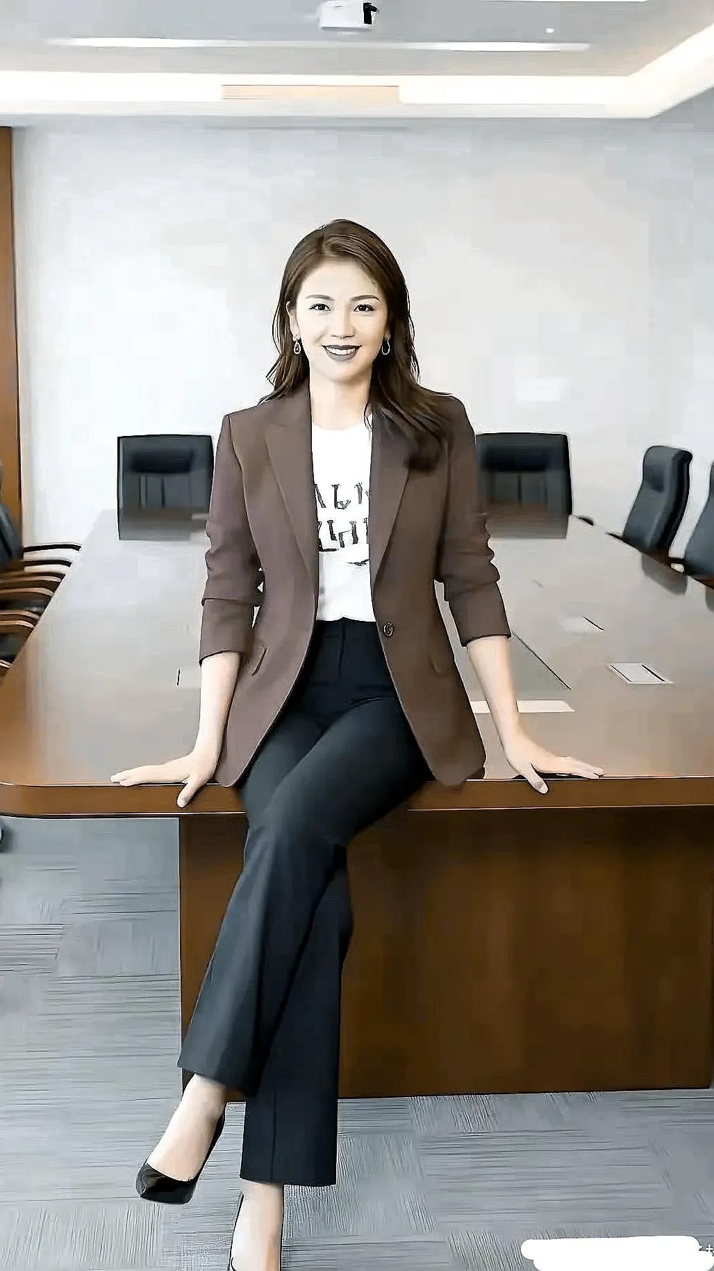 刘涛办公室拍的写真集超好看！她本就是优雅与才华并存的典范。
    她演艺经历超