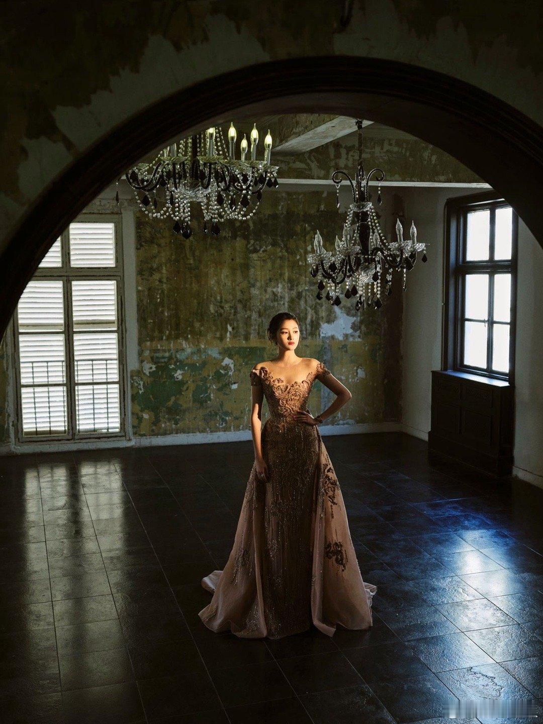 关晓彤刺绣粉裙 看得出关晓彤是公主，玫瑰金薄纱礼服搭配FRED珠宝、OMEGA手