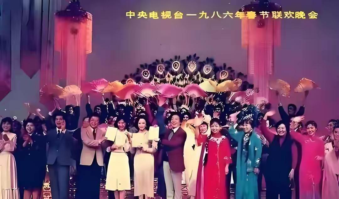 1986年2月8日是农历除夕，当天晚上，中央电视台演播大厅内灯火通明，第四届春节