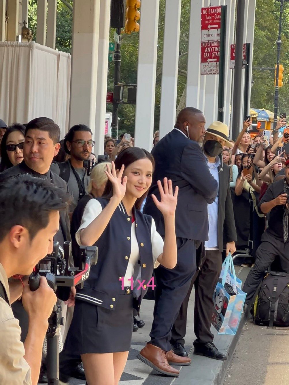 智秀每次活动就这样：🖐🏻☺️🤚🏻 ​​​