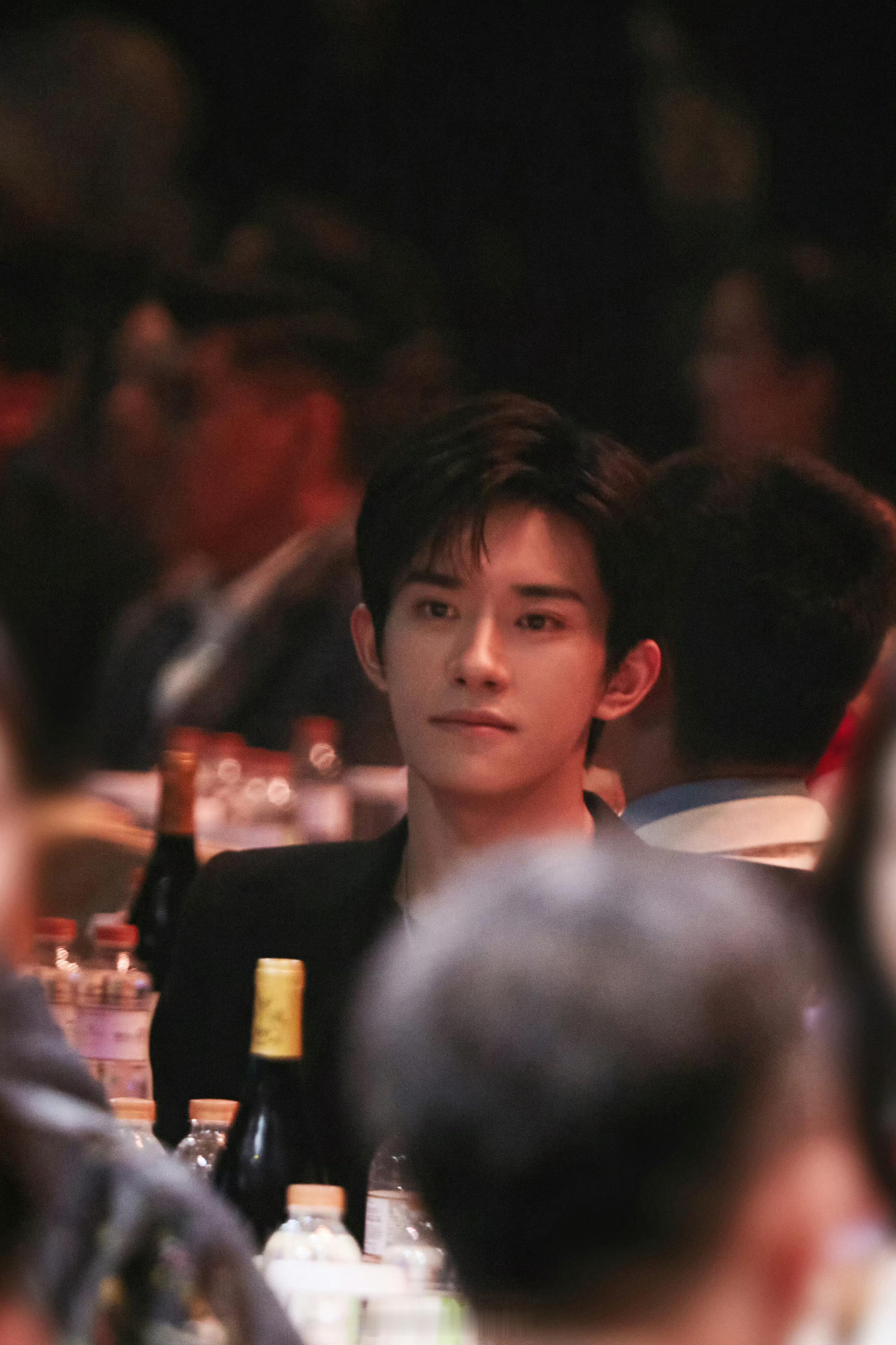 #易烊千玺松弛感##易烊千玺台下抓泡泡#他就这样静静坐在台下，对社交，对舞台都有