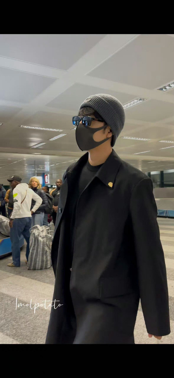 肖战  肖战米兰落地路透肖战时装周最严厉的父亲 肖战时装周最严厉的父亲，帅成啥样