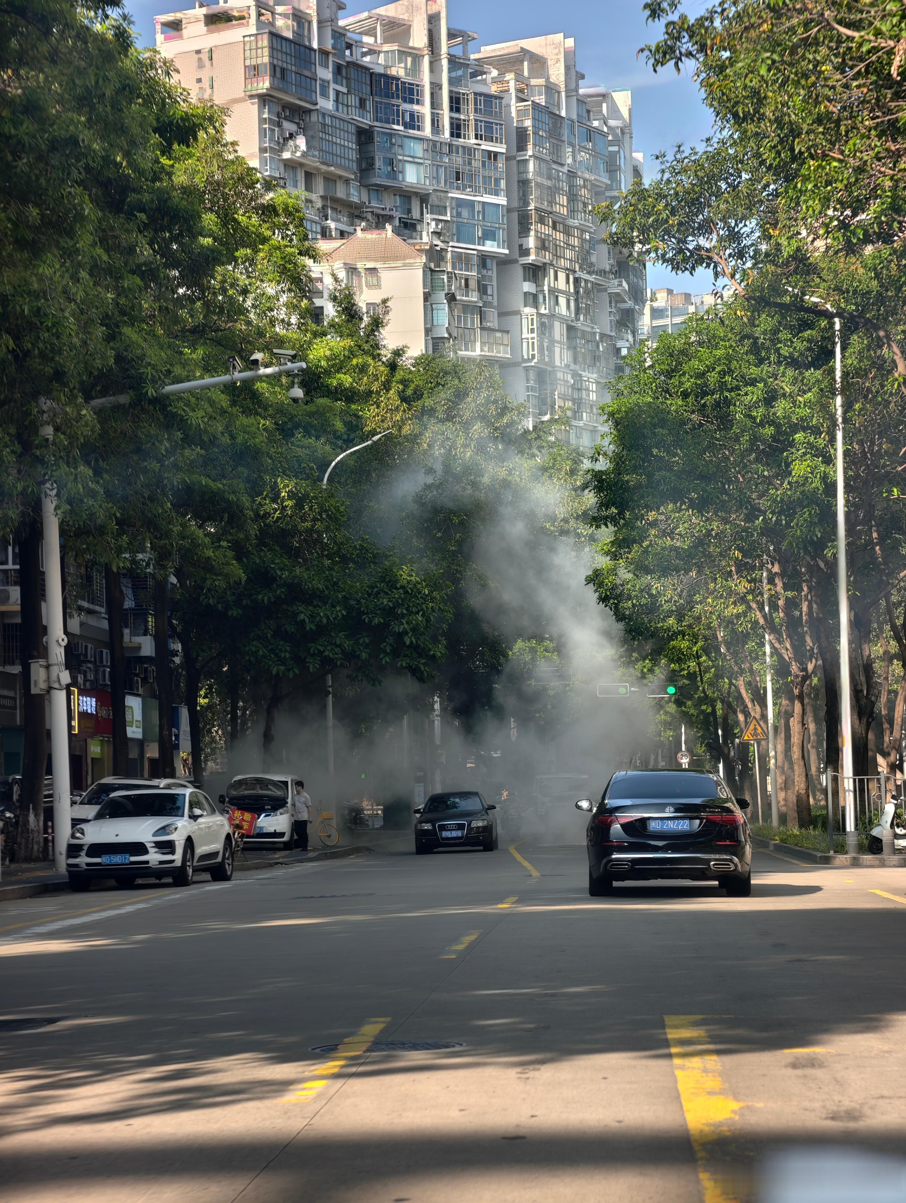 路边那台nv200在放毒啊