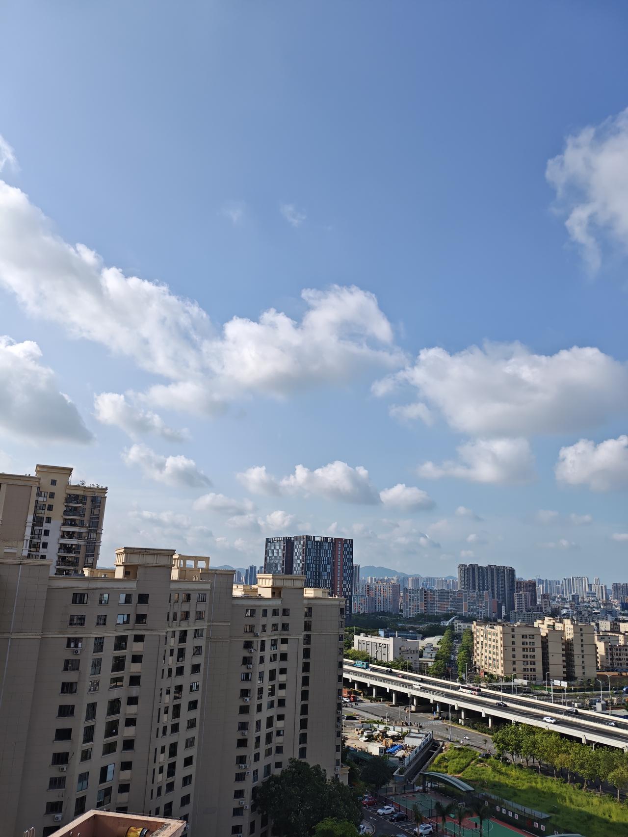 晒晒深圳的天空深圳的天空很美丽，一早拍到的蓝天白云，太美了[赞]