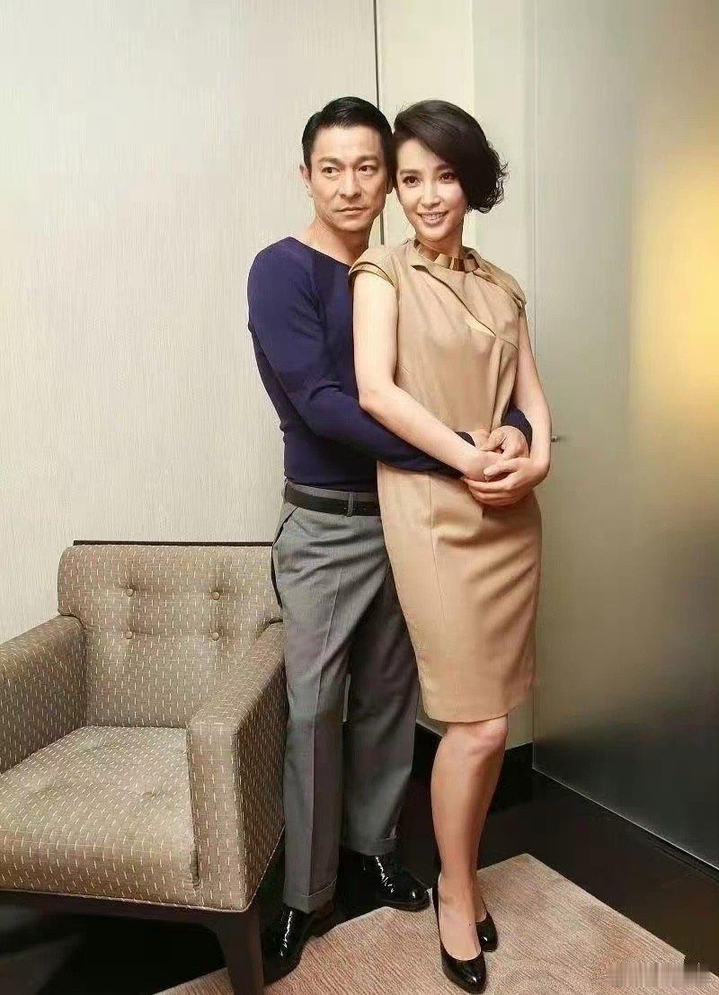 李冰冰都快60的人了，与刘德华同框，感觉双双30岁状态，天下无贼的感觉来了 ​​