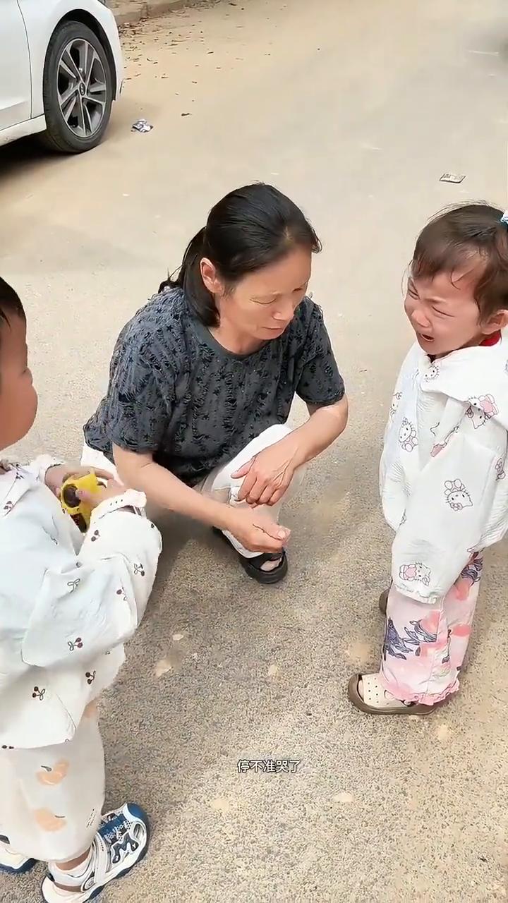 已经气蒙了。
小锤子锤子跟剪刀谁赢了？这不是你占便宜了吗？你就是让他先上，你后上