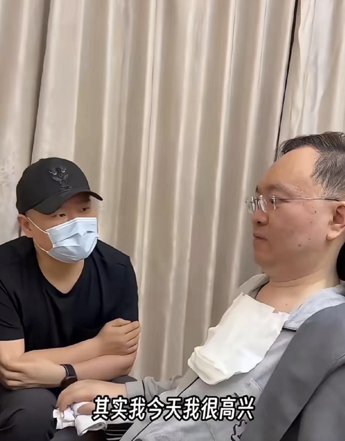 岳云鹏：蔡总，我是小岳，来看您了。早就想来，又怕打扰您休息。

蔡磊：小岳啊，欢