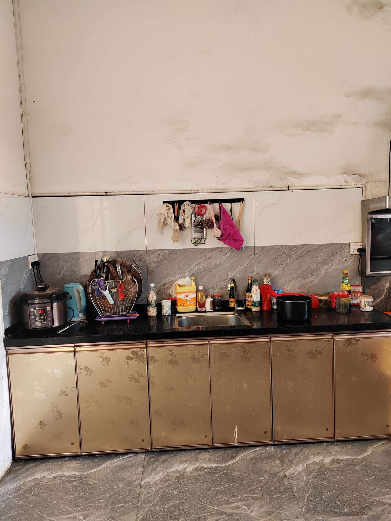 各位设计高才，我的孩子们叫我把厨房收拾一下，总感到这墙壁空荡荡的，不知这里应该整