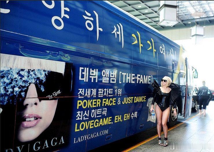 2009年，Lady Gaga在韩国一辆印满自己首张专辑《The Fame》的宣