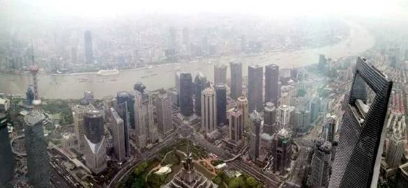 “你从80楼往下看，全是美景；但你从2楼往下看，全是垃圾……人若没有高度，看到的