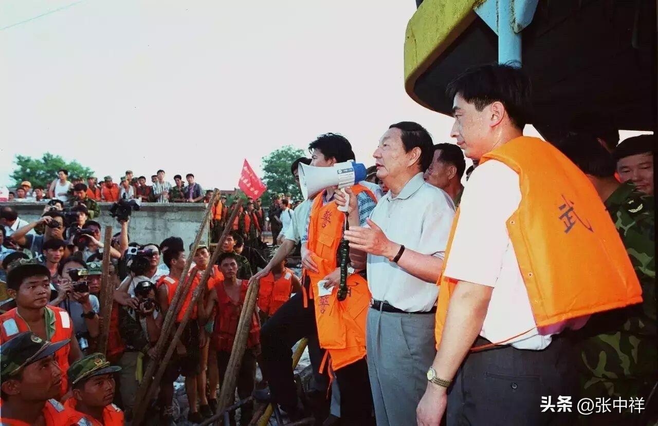 1998年发生了罕见的洪灾，长者和朱总理都亲临决堤现场，慰问群众和子弟兵，指挥抢
