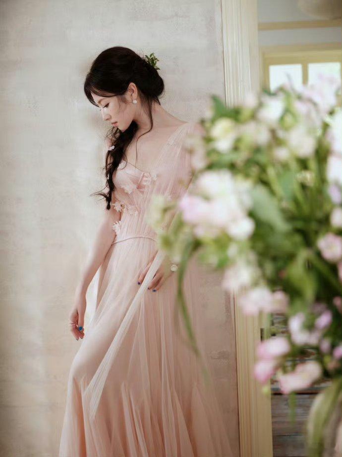 李兰迪线下美成这样了李兰迪线下路透美成这样了 李兰迪郑州线下路透太惊艳，粉纱长裙