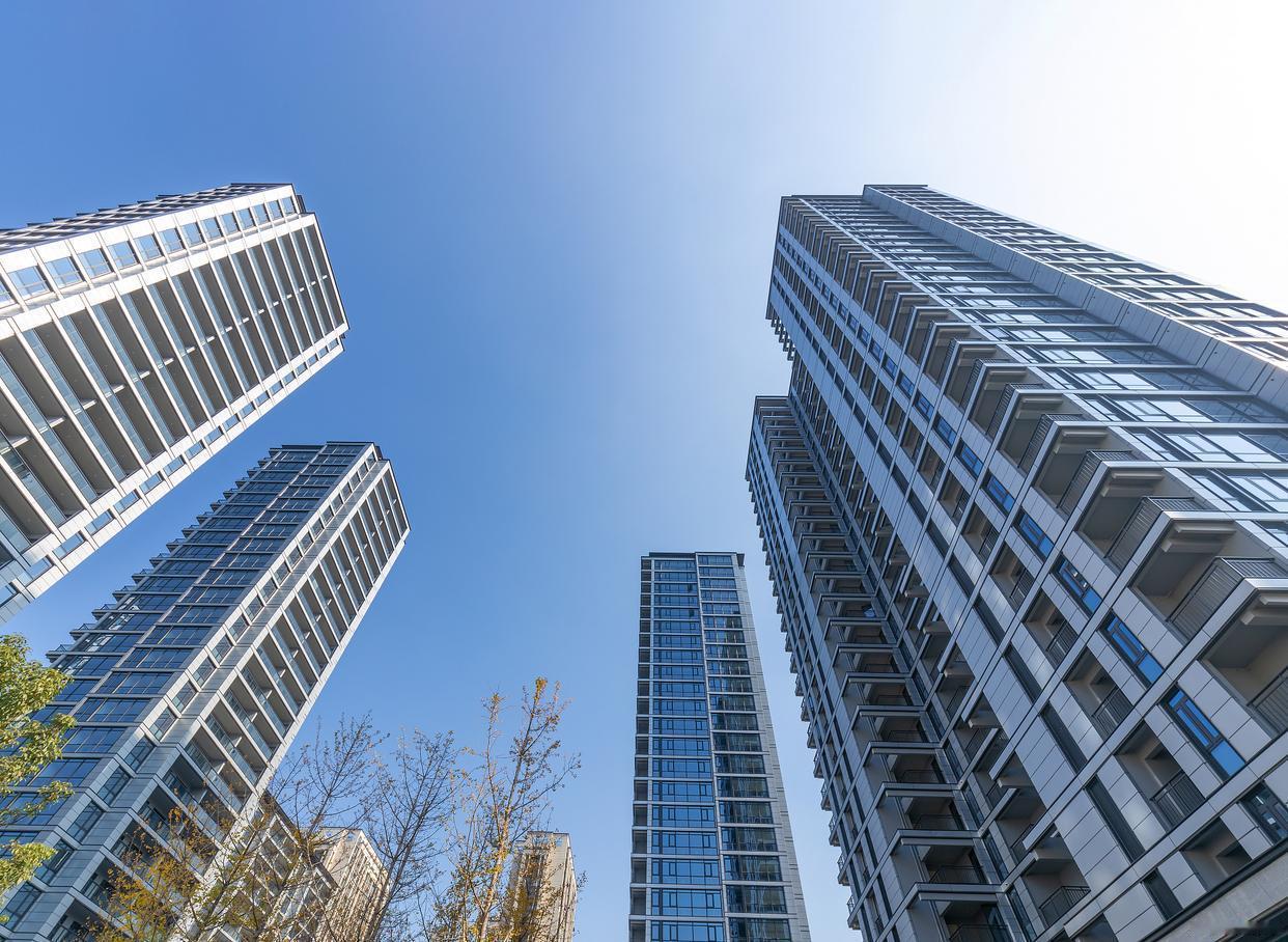 我认为，买房不应只看价格或新旧，更要考虑自己的实际情况。追求品质生活的人可以考虑