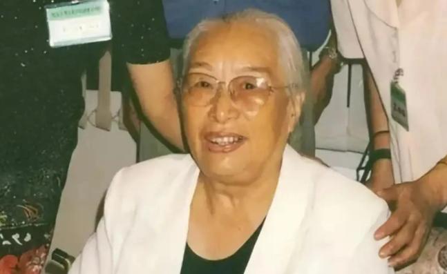 1985年，陈赓大将的遗孀傅涯远赴美国探亲，途中意外偶遇一位流落异乡，怎料，分别
