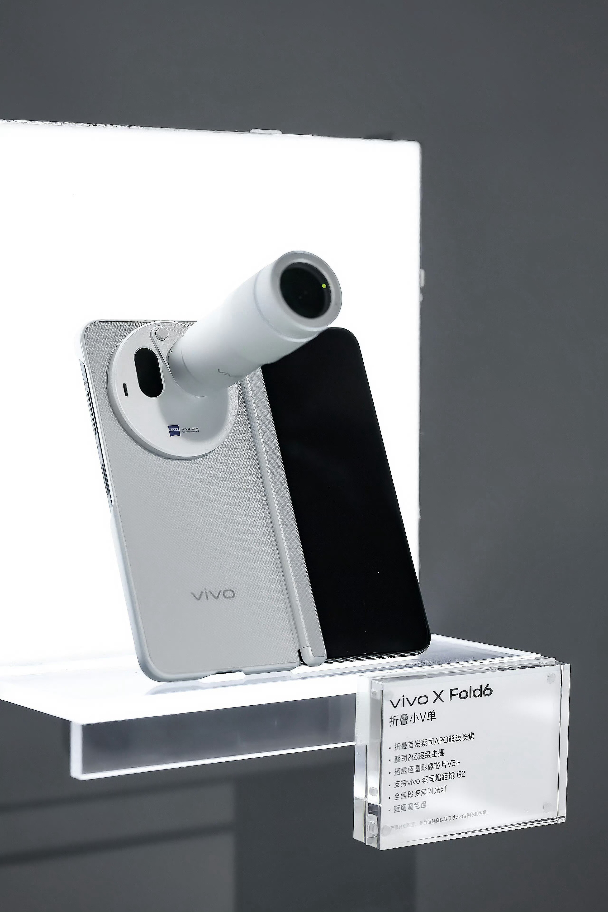 国产折叠屏让老外集体真香据说vivo X Fold5 累计销量 超过 52 万台
