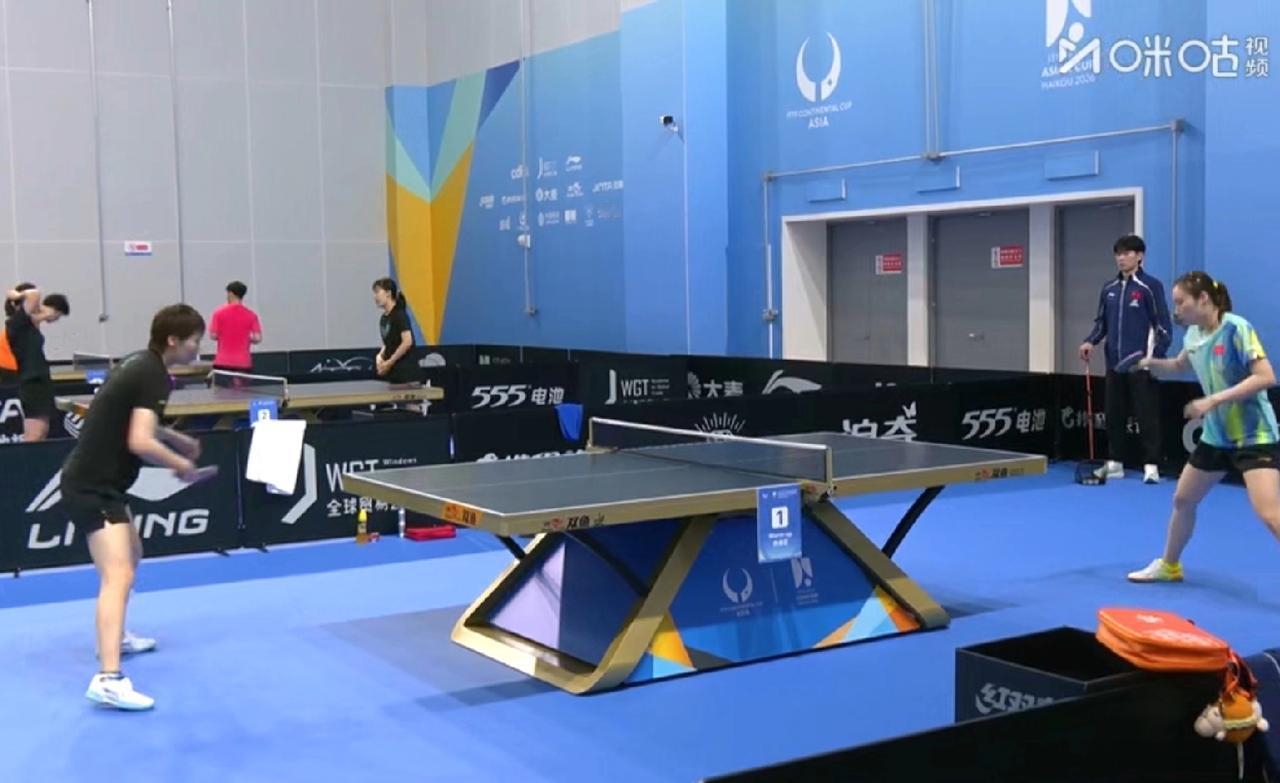 王曼昱今日海口亚洲杯首秀赛前热身训练。与王晓彤对练。
曼昱今天上午稍微训练了一下