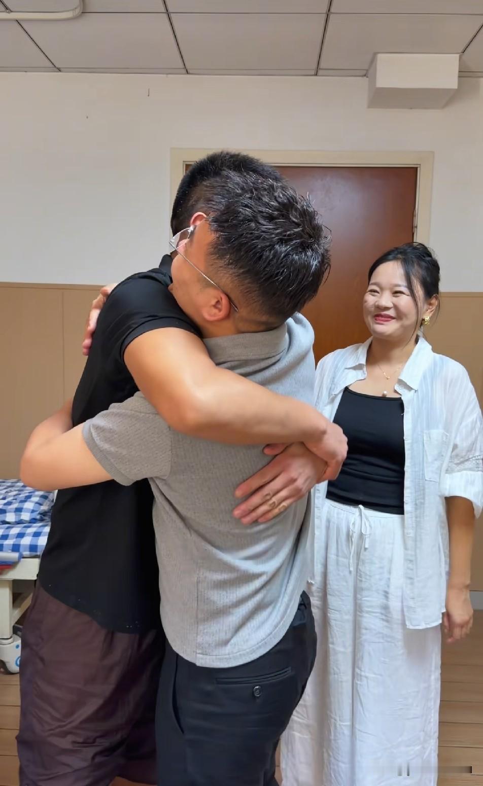 果然还是男人懂男人，亮哥特地把宁宁接回酒店住一晚，好好和梦秋聚一聚，看得出宁宁心