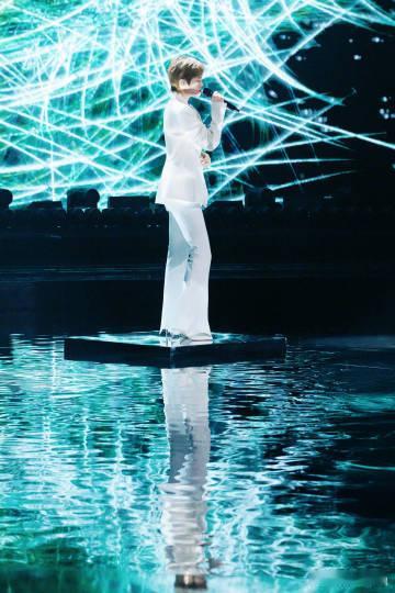 谁懂李宇春用手拨那一下李宇春的舞台用激光连接时空 她大胆的演绎，让整场表演如水波