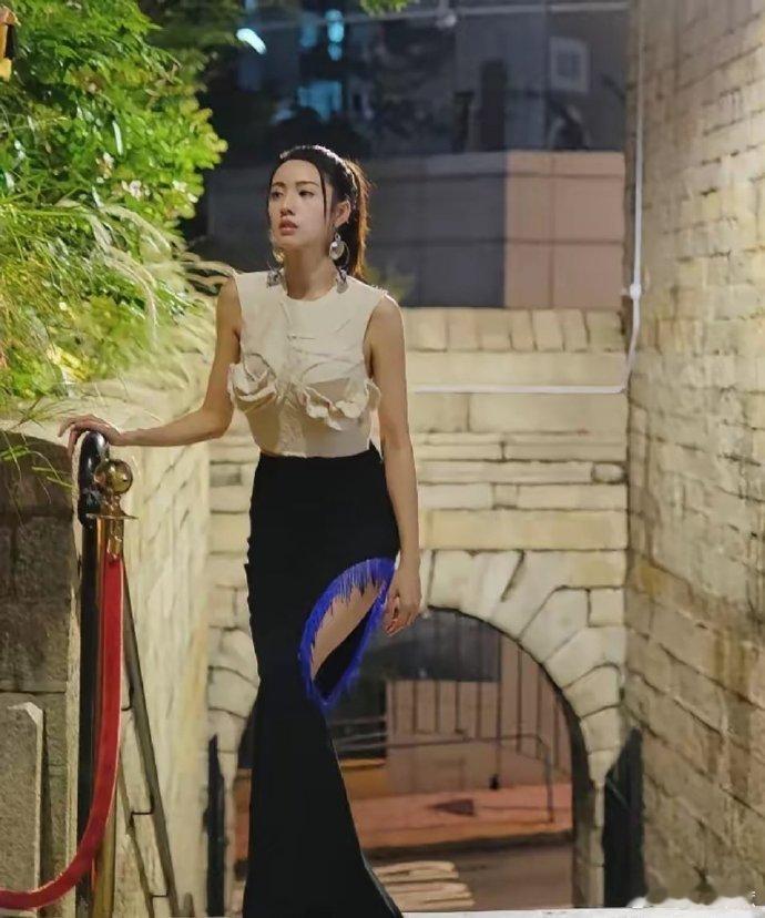 她乃香港TVB的顶级美女，众多剧集争相邀其担纲女主角，TVB正全力助推她的星途。