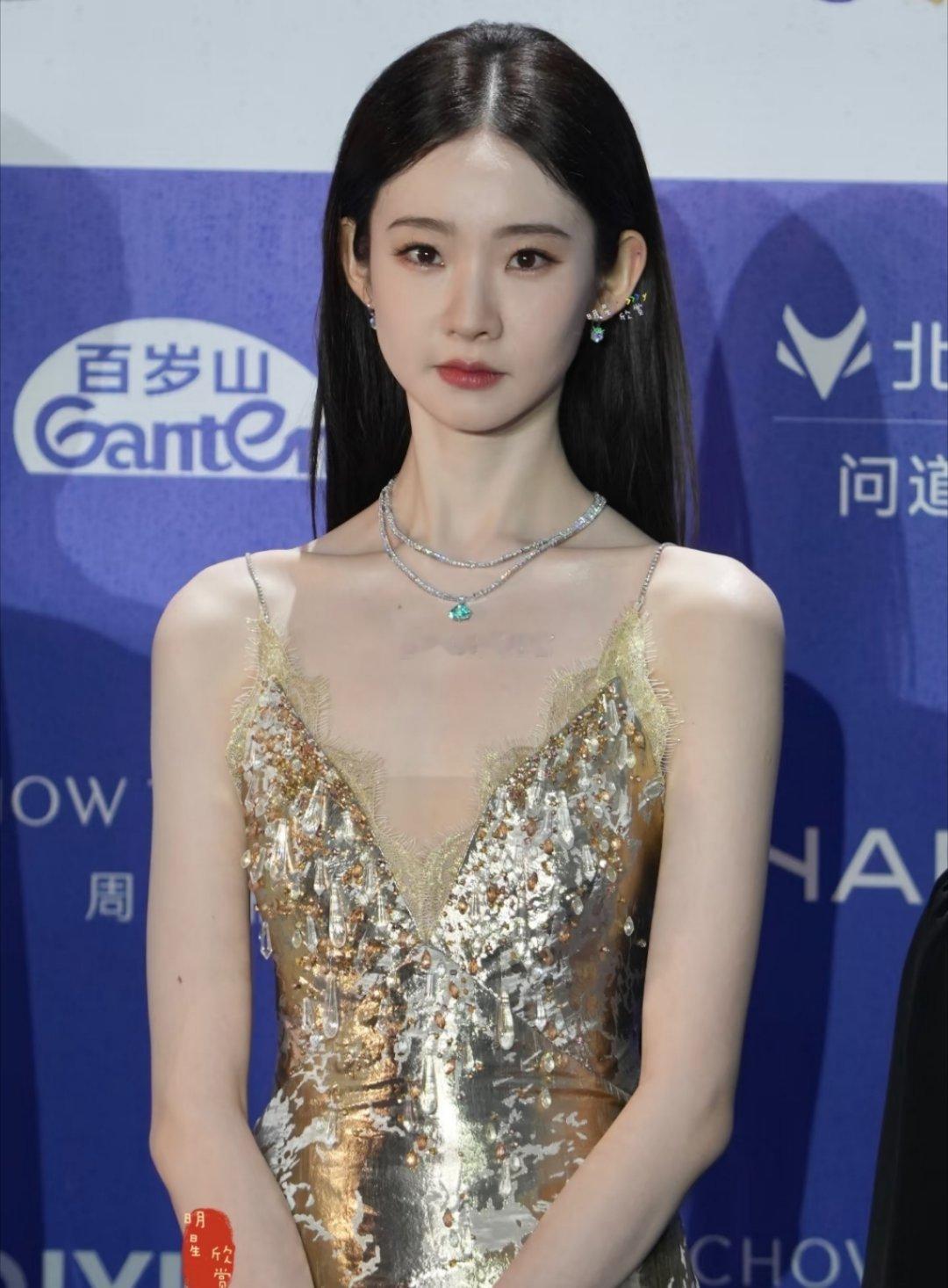 突然觉得张艺凡有希望成为00后流量小花 