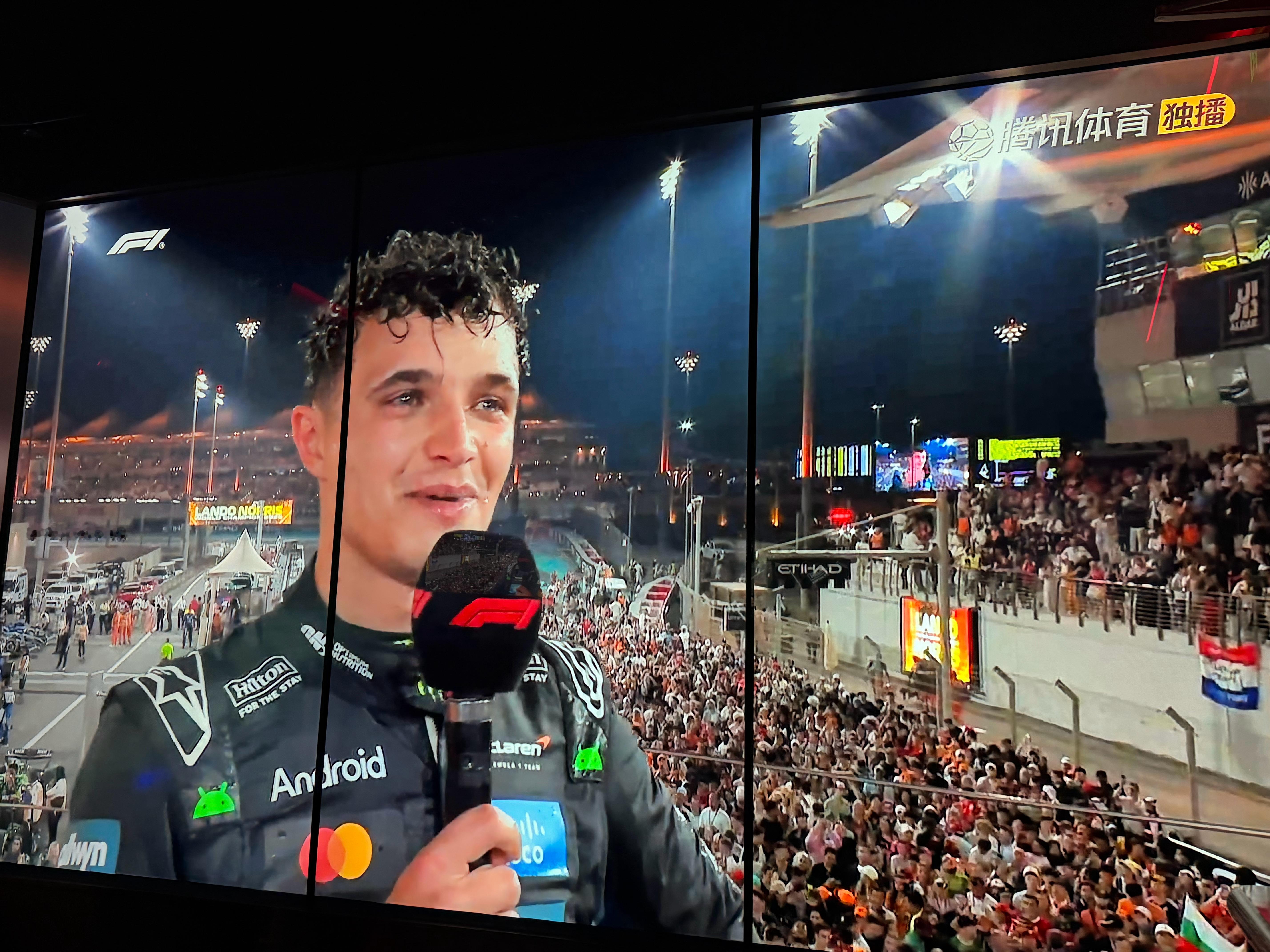 F1诺里斯应该是颁奖气泡水滋眼睛里了吧