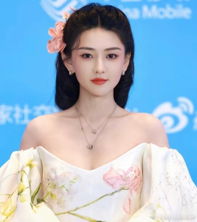 梁洁美成洋娃娃了，她一直都爆漂亮的，现在是更加耀眼啦～ 