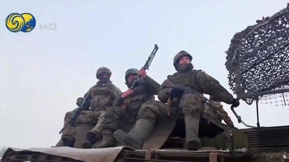 凤凰新闻【乌军在扎波罗热发动大规模反击，专家：俄军由大兵团转向小分队作战】据凤凰