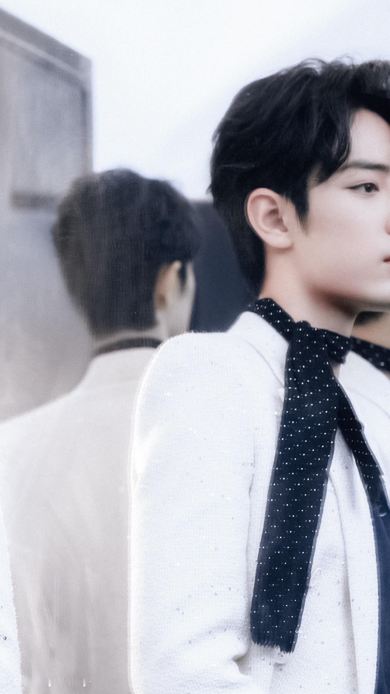 似神明坠落人间，惊鸿一瞥便胜万千！肖战尚界预定数量◎肖战不对称西装