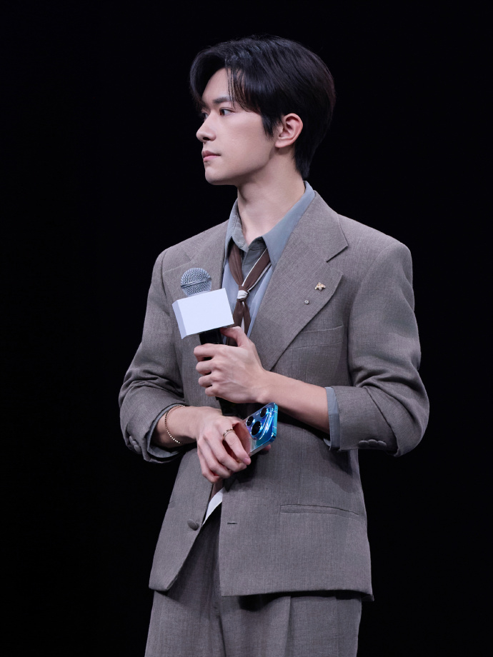 易烊千玺易烊千玺西装小巧思易烊千玺戴了蜜蜂胸针 易烊千玺戴了蜜蜂胸针~今天好帅~