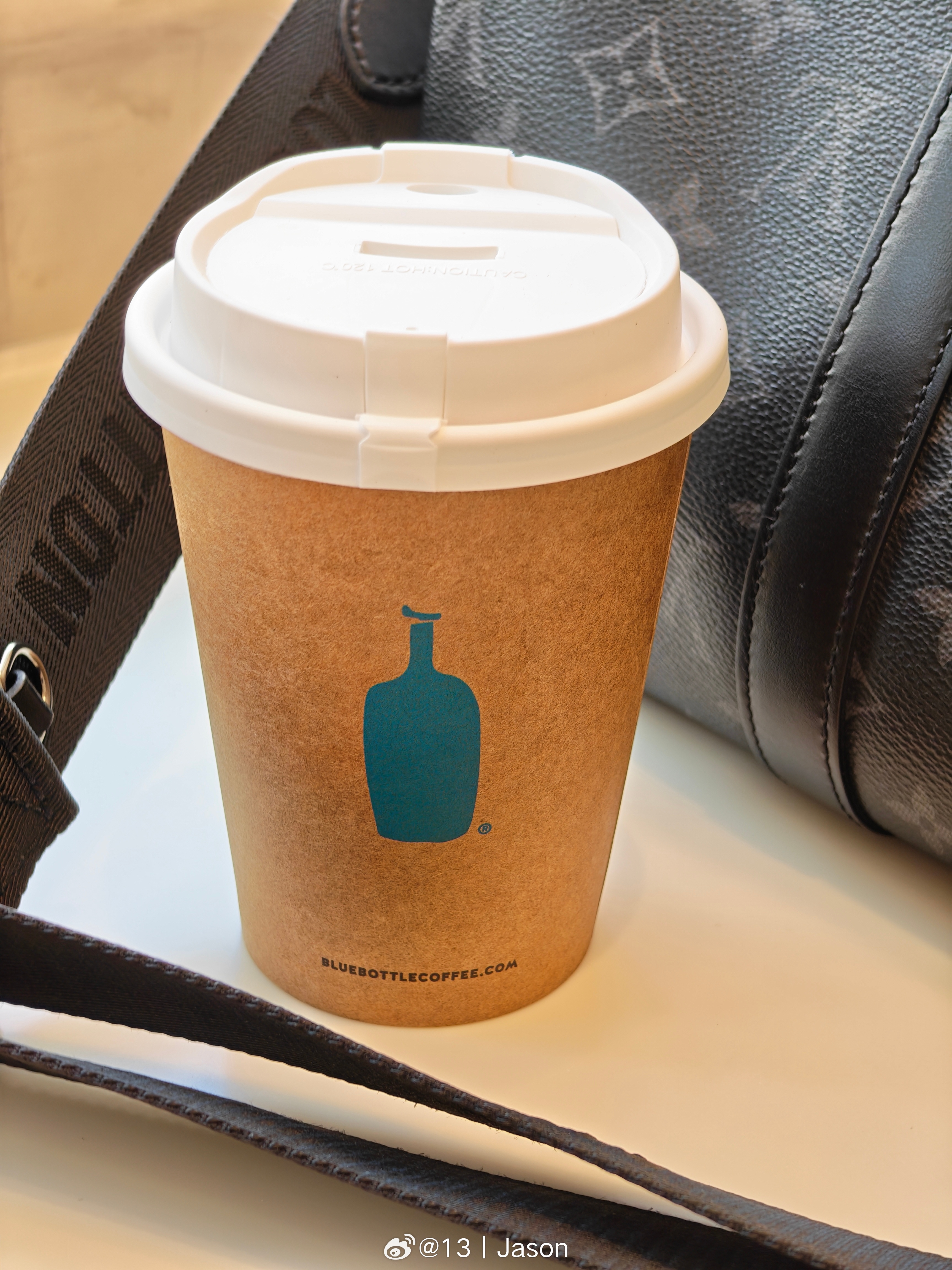 来深圳湾喝一杯「蓝（瑞）瓶（幸）咖啡」。 